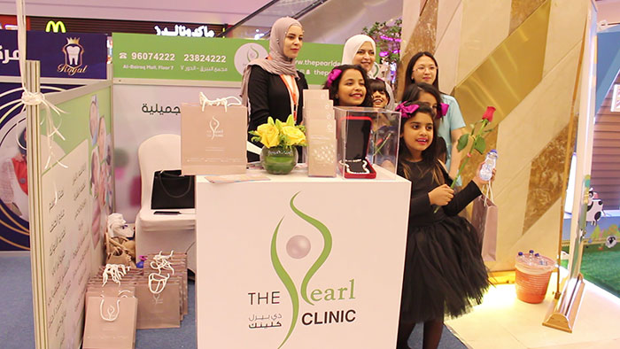 pearl-derma-staff-with-influencers-at-mothers-day-booth